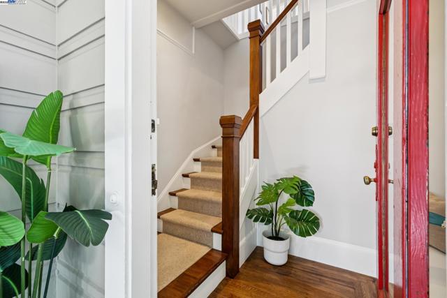 1525 Stanton St, Alameda CA: https://media.crmls.org/mediaz/5a19658a-2d1f-44a0-855c-e751000750d4.jpg