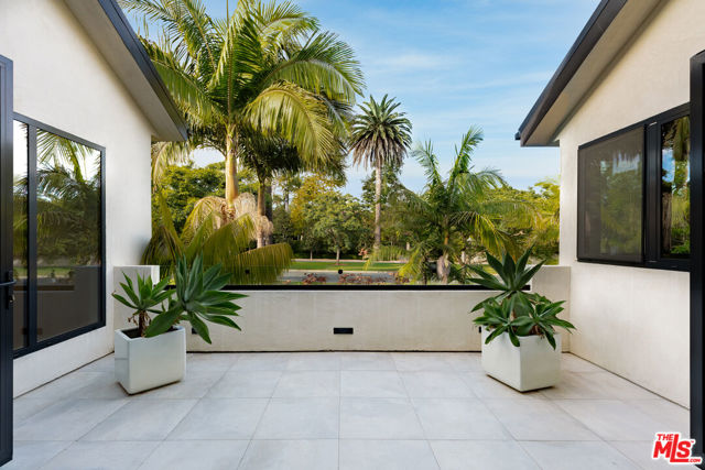 13524 D'Este Drive, Pacific Palisades CA: https://media.crmls.org/mediaz/5a1ab7c7-38a9-462f-93ba-930288ccf981.jpg