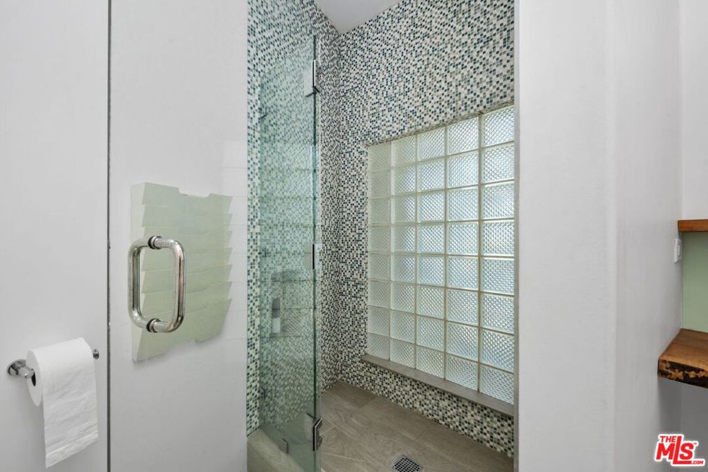 https://media.crmls.org/mediaz/5a1bf754-3e48-4bad-bf69-150f1b8e7cd7.jpg?preset=X-Large