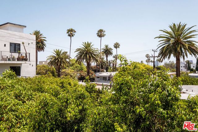 616 N Croft Avenue, West Hollywood CA: https://media.crmls.org/mediaz/5a1c52ec-d9b2-4254-bb48-4900ac5f2033.jpg