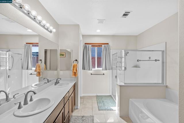 3826 Danbury Way, Fairfield CA: https://media.crmls.org/mediaz/5a1cd372-6855-450d-a11d-4c6db1f9acd3.jpg