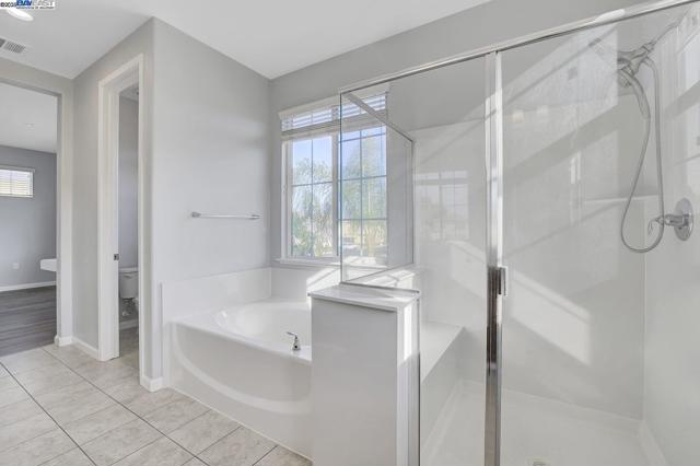 269 Alta St, Brentwood CA: https://media.crmls.org/mediaz/5a1cf4b8-826b-483d-8adf-e509b87c94b8.jpg
