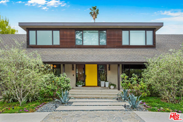 17352 Magnolia Boulevard, Encino CA: https://media.crmls.org/mediaz/5a1d8c53-88be-4e7a-8d0a-7fd83f5d8b81.jpg