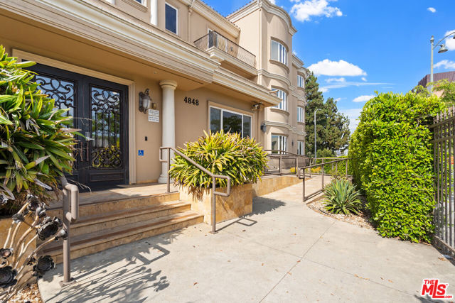 4848 Wilshire Boulevard, Los Angeles CA: https://media.crmls.org/mediaz/5a1dff80-7023-4fe6-8bf6-7add2608893f.jpg