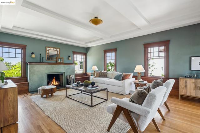 1015 Warfield Ave, Oakland CA: https://media.crmls.org/mediaz/5a1e6bc6-6048-484a-bbec-65d1eba304ee.jpg