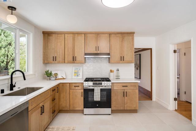 5731 Hermann St, Oakland CA: https://media.crmls.org/mediaz/5a1ea55a-1580-4054-9416-1df450c78a4b.jpg