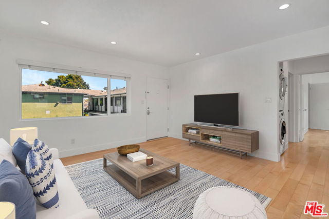 119 Paloma Avenue, Venice CA: https://media.crmls.org/mediaz/5a1ee8f2-ad7b-4b76-8d25-7981929b36d2.jpg