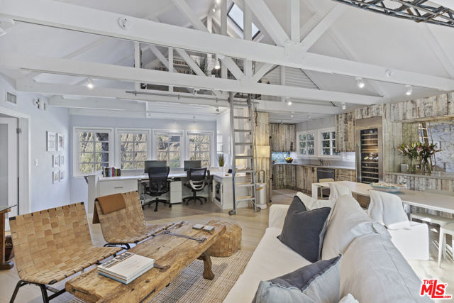 1362 Palisades Beach Road, Santa Monica CA: https://media.crmls.org/mediaz/5a1eef06-908b-4872-adf1-a4ff548cc117.jpg