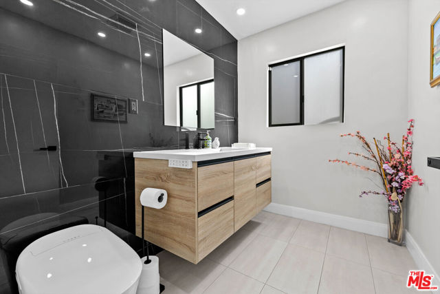 18912 Pasadero Drive, Tarzana CA: https://media.crmls.org/mediaz/5a1f8cc0-5d81-4ff9-b49d-59dfdcc7ebaa.jpg