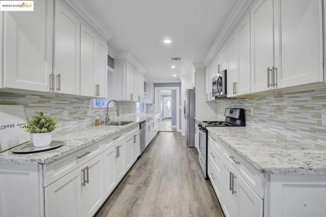 2419 Linden St, Oakland CA: https://media.crmls.org/mediaz/5a1fafc8-4df1-4817-bf0b-862828276b9c.jpg