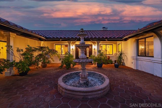 11 Country Glen Rd, Fallbrook CA: https://media.crmls.org/mediaz/5a1fcb49-e987-4f1a-805a-922e08dba414.jpg