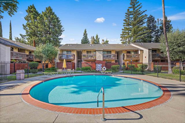 2730 Oak Rd, Walnut Creek CA: https://media.crmls.org/mediaz/5a1fdfa3-77d9-4c22-b28d-93dacd90e6f5.jpg