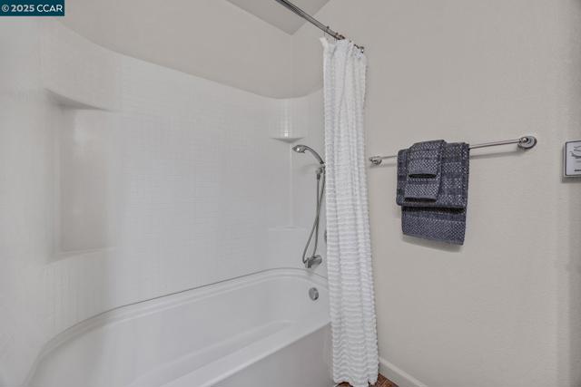 6939 Mariposa Cir, Dublin CA: https://media.crmls.org/mediaz/5a208613-5d0f-46e9-885c-e30e68e764f8.jpg