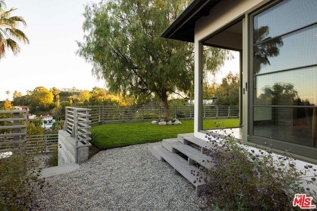 5514 Ridge Oak Drive, Los Angeles CA: https://media.crmls.org/mediaz/5a211324-d367-4d17-ac58-71e7e28b7d63.jpg