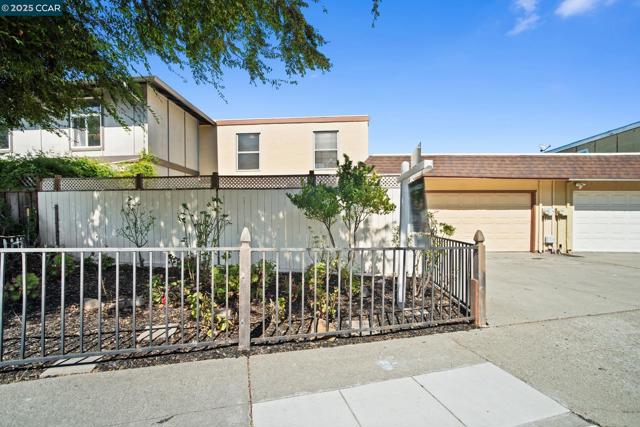 989 Parkside Dr, Richmond CA: https://media.crmls.org/mediaz/5a21178b-2d75-4c99-9643-df882d796ae6.jpg