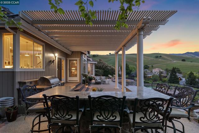 460 Silver Hollow Drive, Walnut Creek CA: https://media.crmls.org/mediaz/5a21a7d2-7a27-4846-8ccb-363bbb12975d.jpg