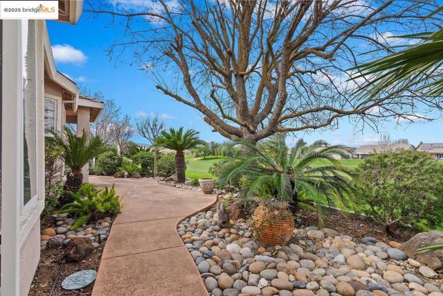 625 Pomona Dr, Brentwood CA: https://media.crmls.org/mediaz/5a21b541-2d34-4845-aabd-e00696bc98f7.jpg