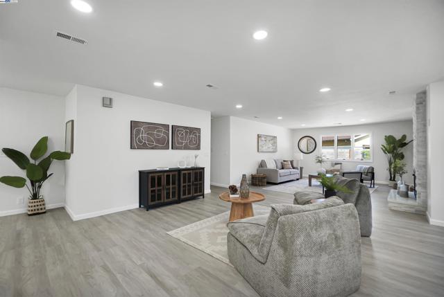 1662 Dorchester Pl, Concord CA: https://media.crmls.org/mediaz/5a21e0da-9e01-467f-8ecb-877e73144666.jpg