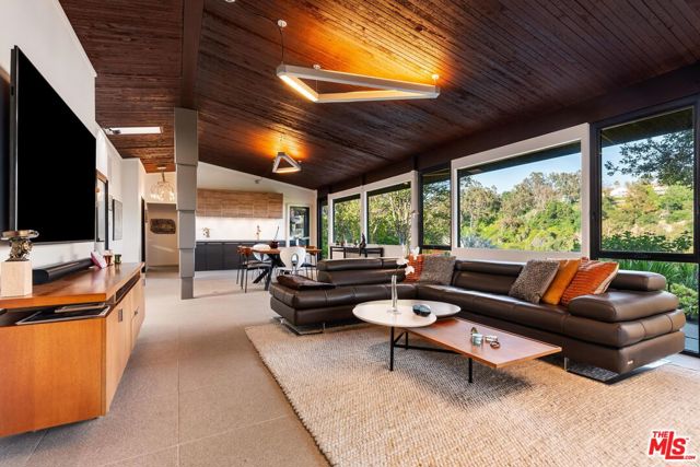 2718 Claray Drive, Los Angeles CA: https://media.crmls.org/mediaz/5a21ef72-00de-413a-976c-171a6827ff54.jpg