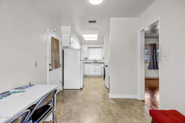 17400 Cantlay Street, Lake Balboa CA: https://media.crmls.org/mediaz/5a22d40d-9631-4131-a964-38491be79e71.jpg