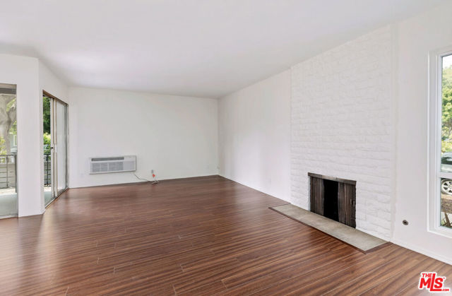 Living Rm w/ Fireplace