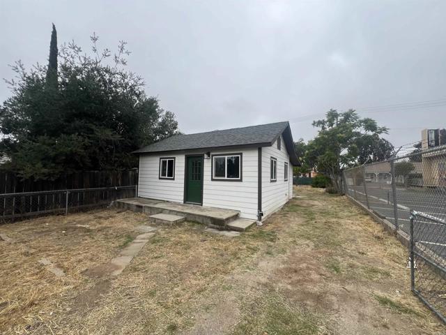 1021 D Street, Ramona CA: https://media.crmls.org/mediaz/5a2352ea-f702-4b96-9bef-68283a097b9e.jpg