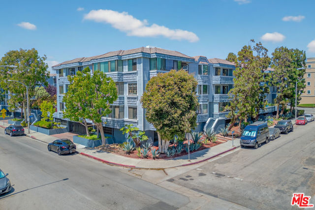 311 Bora Bora Way, Marina del Rey CA: https://media.crmls.org/mediaz/5a236afe-af33-4728-853b-3ea3f81e4b2f.jpg