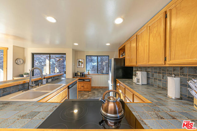 11504 Skislope Way, Truckee CA: https://media.crmls.org/mediaz/5a25111b-a228-4e85-8314-4480c1b415dc.jpg