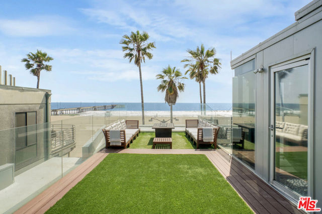 2911 Ocean Front Walk, Venice CA: https://media.crmls.org/mediaz/5a252d02-9677-45c6-aadf-1feb8d770afc.jpg