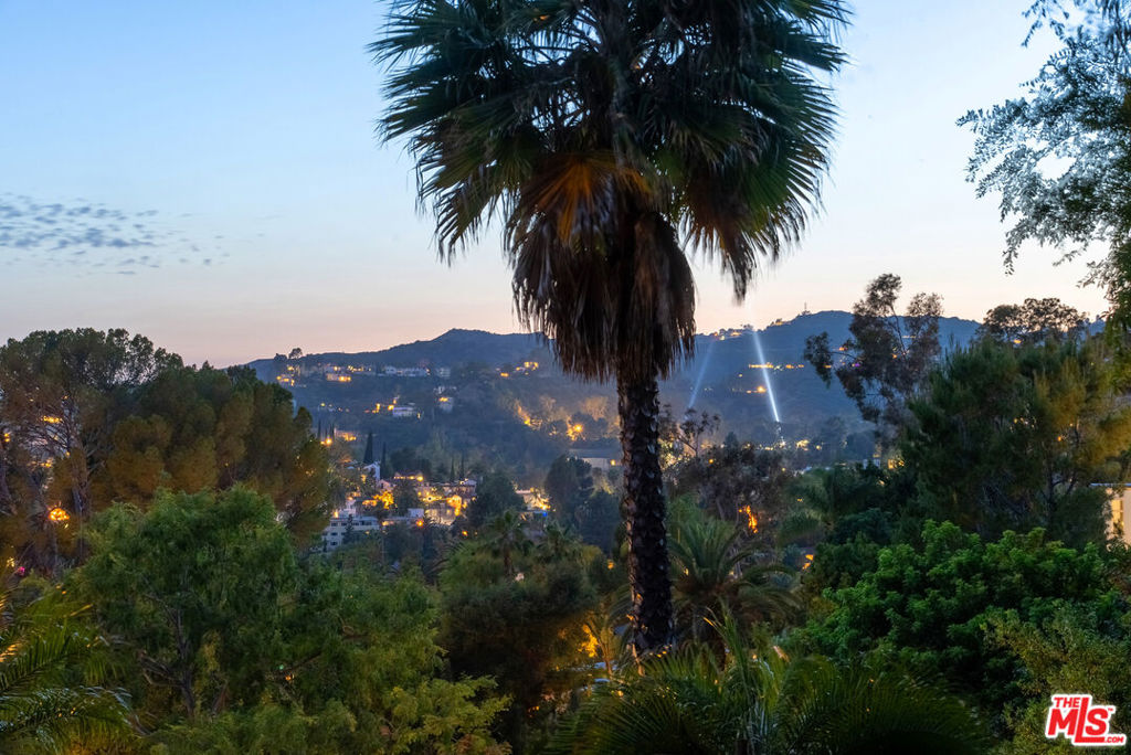 https://media.crmls.org/mediaz/5a27577b-cf8e-4590-aaa0-c9dadc91c481.jpg?preset=X-Large