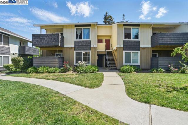 2575 Easton Way, San Jose CA: https://media.crmls.org/mediaz/5a277ce2-afb7-4762-9d41-43483bb55af8.jpg