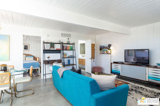 1111 E Palm Canyon Drive, Palm Springs CA: https://media.crmls.org/mediaz/5a27b6d9-54bd-4bb4-a578-5886118c4220.jpg