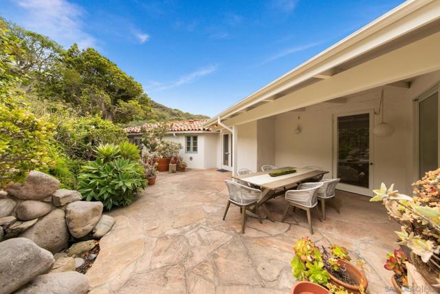 7520 Hillside Dr, La Jolla CA: https://media.crmls.org/mediaz/5a281260-c8ad-4083-994a-ef111b565606.jpg