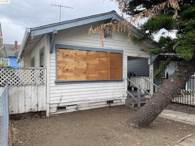 3654 39th Ave, Oakland CA: https://media.crmls.org/mediaz/5a28227a-59fd-449d-9708-61e8fad8dbba.jpg
