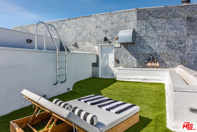 455 N Palm Drive, Beverly Hills CA: https://media.crmls.org/mediaz/5a293df8-7f9a-4bbf-bdf1-85b27bcbaefb.jpg