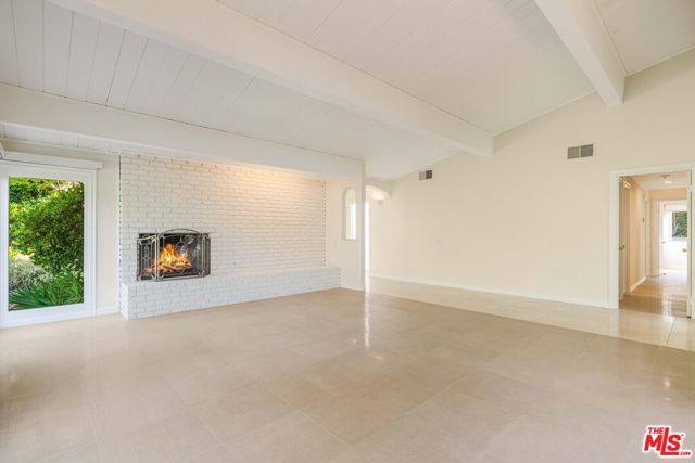 1200 El Hito Circle, Pacific Palisades CA: https://media.crmls.org/mediaz/5a297f76-7498-49e6-b238-6aa992df7974.jpg