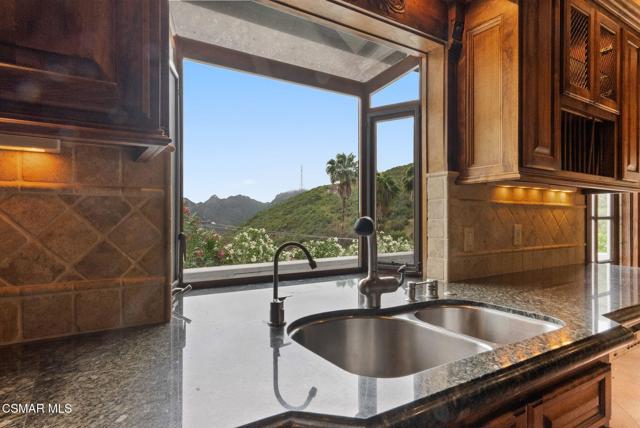 1561 Lookout Drive, Agoura Hills CA: https://media.crmls.org/mediaz/5a29cd87-fe48-43de-87e3-5692b659508e.jpg