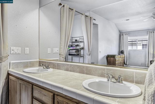 1795 Walnut Creek Dr, Santa Rosa CA: https://media.crmls.org/mediaz/5a2a4651-359f-4a44-bdb6-3d75c6de9ed9.jpg