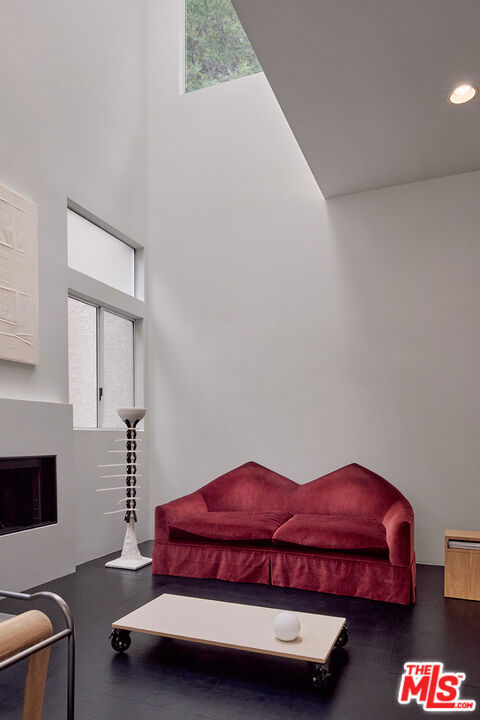 701 Museum Drive, Los Angeles CA: https://media.crmls.org/mediaz/5a2a947d-a69c-42ff-b870-7ed19ccc6180.jpg