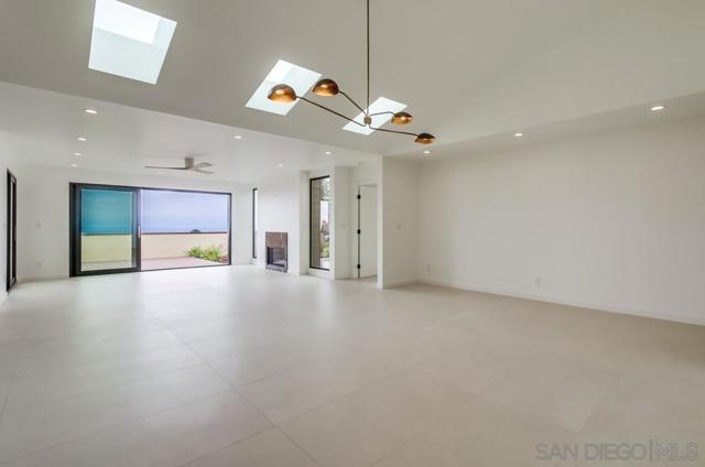 14066 Crest Way, Del Mar CA: https://media.crmls.org/mediaz/5a2ab719-2efd-4b50-b3b1-bab4f70a48c2.jpg