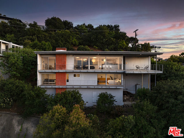 3268 Wrightwood Drive, Studio City CA: https://media.crmls.org/mediaz/5a2ad8c9-3fc7-40de-beca-a08006549a5f.jpg
