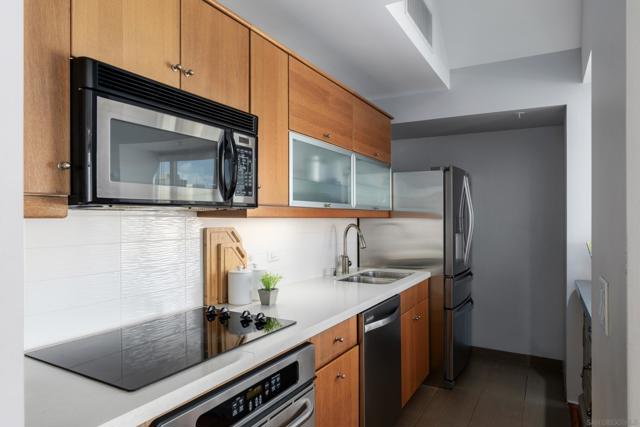 350 W Ash St, San Diego CA: https://media.crmls.org/mediaz/5a2b57a5-de74-4049-96f5-cf3f86061c00.jpg