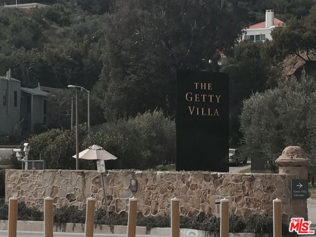 3440 Shoreheights Drive, Malibu CA: https://media.crmls.org/mediaz/5a2bb99b-c49d-481e-899c-9208ec56aab4.jpg