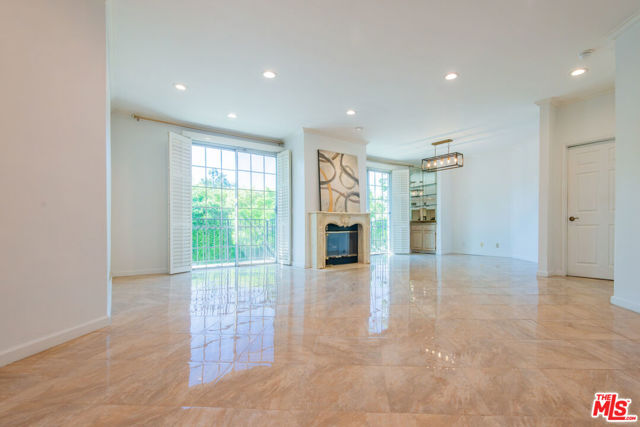458 N Oakhurst, Beverly Hills CA: https://media.crmls.org/mediaz/5a2c49eb-ffcc-4abf-9e1e-04f6184563d6.jpg