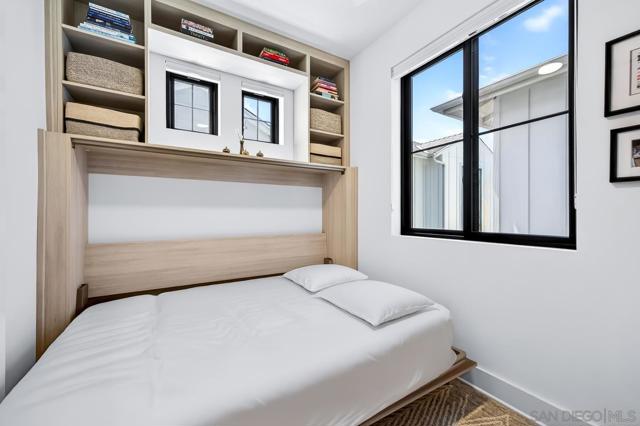 1216 Molara Ln, Encinitas CA: https://media.crmls.org/mediaz/5a2d59e4-3183-4553-91d9-81261687eec9.jpg