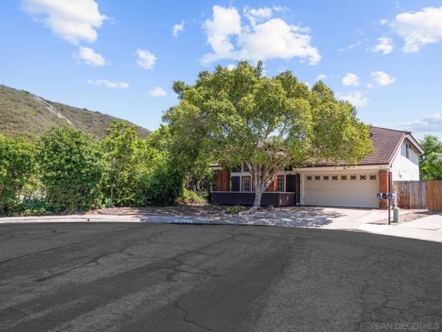 13810 Riverhead Ct, San Diego CA: https://media.crmls.org/mediaz/5a2d8070-0044-463c-bfa7-c6d29385e96d.jpg