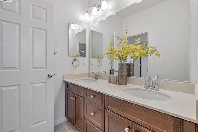 4005 Sarasta Bay Dr, Pittsburg CA: https://media.crmls.org/mediaz/5a2da048-3c0c-461c-9337-fd0559343b82.jpg