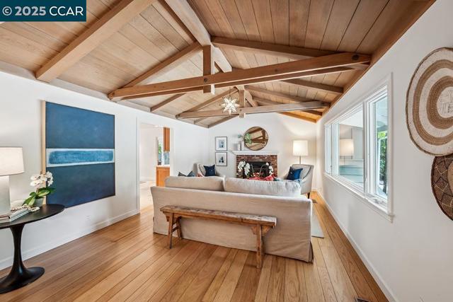 3159 Lucas Dr, Lafayette CA: https://media.crmls.org/mediaz/5a2e022f-ca8f-4558-9480-954c8057af55.jpg