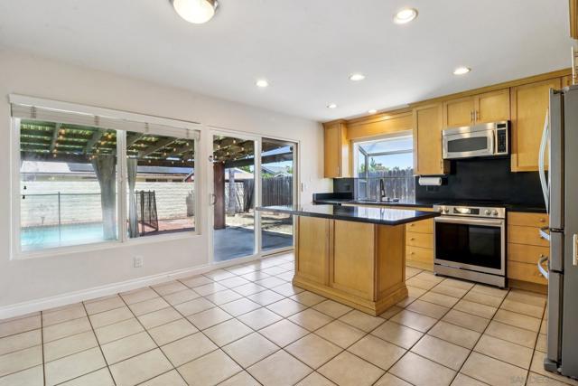 13002 Standish Dr, Poway CA: https://media.crmls.org/mediaz/5a30c486-8760-4f25-a122-187ed58173a8.jpg