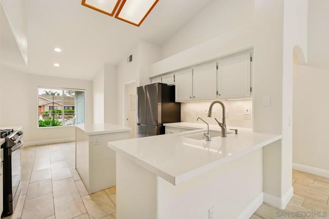 329 Del Flora St, Oceanside CA: https://media.crmls.org/mediaz/5a319178-89dd-4146-8783-ac0e6dce6945.jpg